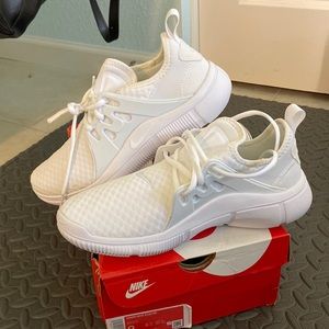 Nike Women’s Acalme White/White Size 9